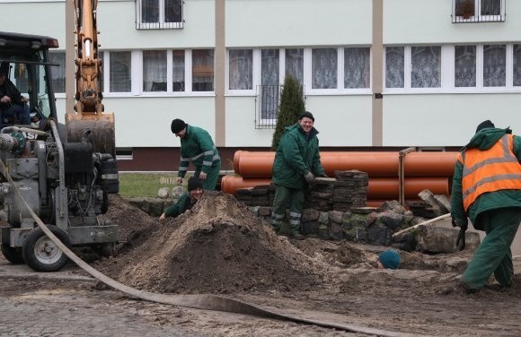 Pracownicy firmy zaczynają od wymiany kanalizacji, która biegnie pod chodnikiem.