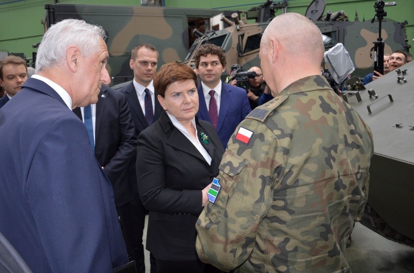 Premier  zwiedziła wystawę sprzętu wojskowego, z lewej...