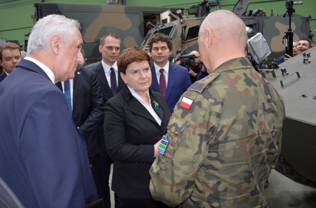 Premier  zwiedziła wystawę sprzętu wojskowego, z lewej prezes huty Antoni Rusinek, z prawej Mirosław Różański – ge-nerał broni Wojska Polskiego, Dowódca Generalny Rodzajów Sił Zbrojnych.