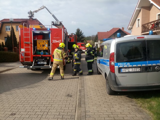 W sobotnie popołudnie (17 kwietnia) doszło do pożaru poddasza w domu jednorodzinnym przy ul. Czereśniowej w Kostrzynie nad Odrą.O zdarzeniu informowali nas mieszkańcy Kostrzyna. Kłęby dymu widoczne były kilka przecznic dalej. Na miejscu jest straż pożarna oraz policja.Wkrótce podamy więcej informacji.WIDEO: W Kostrzynie próbowano zorganizować nielegalne wyścigi