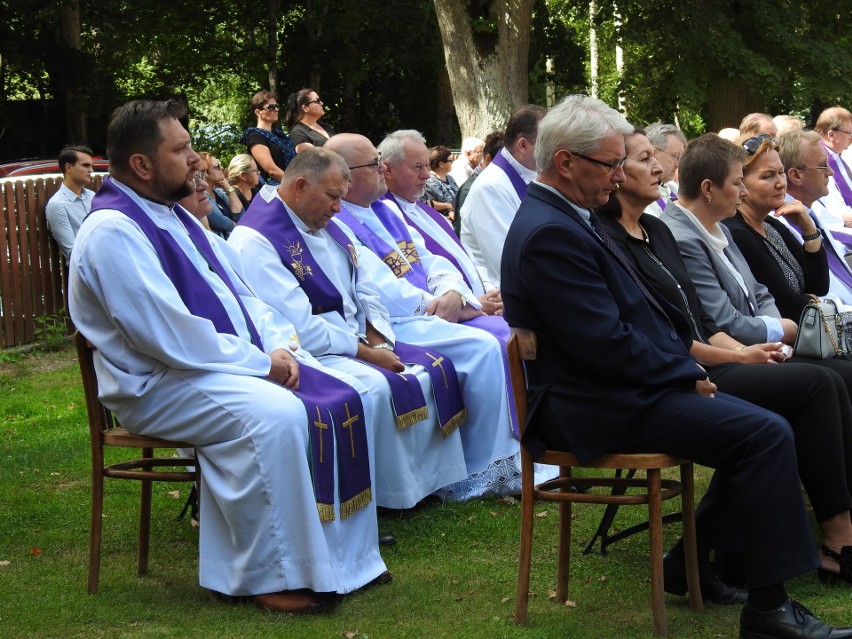 Pogrzeb księdza Arkadiusza Pietuszewskiego. Duchowny zginął w wypadku w Rybnikach. Proboszcza parafii w Studzienicznej żegnały tłumy