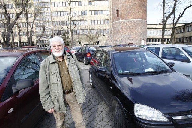 Wczoraj pod wieżą parkowało blisko 100 samochodów. - Turyści nie powinni się pomiędzy nimi przeciskać - ocenia Bogusław Laitl, który od wielu lat oprowadza wycieczki po Opolu.
