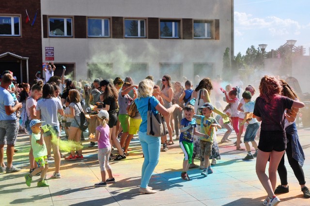 „Festiwal kolorów”  zapoczątkował cykl plenerowych imprez na placu przed Urzędem Gminy w Miedzianej Górze.