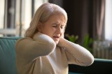Ból karku może być oznaką choroby. Jakie schorzenia wywołują jego bolesność? Sprawdź najczęstsze przyczyny i metody diagnozowania bólu szyi