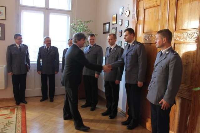 Komendant Wojewódzki Policji w Szczecinie wyróżnił policjantów za szczególne zaangażowanie w służbie, ponadprzeciętną inicjatywę i profesjonalizm w działaniu.