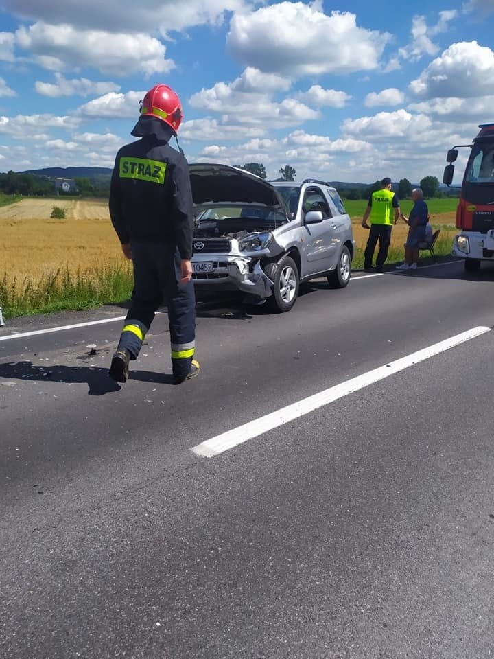 Wypadek na DK 28 w Radoczy. Motocyklista zderzył się z samochodem. Droga zablokowana