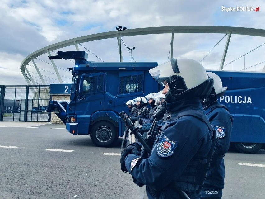 Zabezpieczenie policyjne w czasie derbów Ruchu Chorzów z...