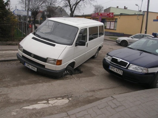 W centrum Mogilna pod samochodem zapadła się jezdnia