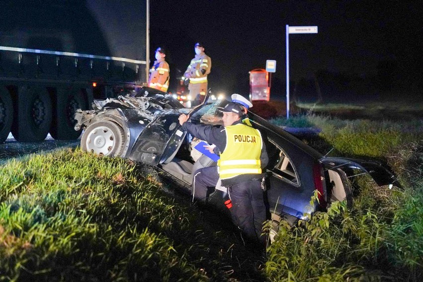 Żle wycofujący kierowca ciężarówki zderzył się z oplem...