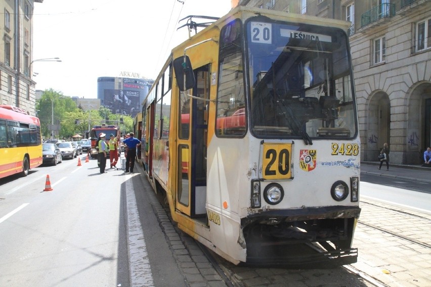 Wypadek tramwajów na Świdnickiej. 12 osób rannych (FILM, ZDJĘCIA)