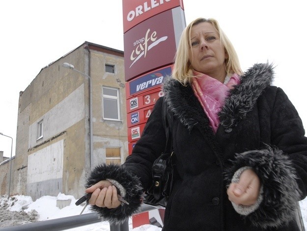 Mariola Oleksik przed budynkiem, w którym kiedyś mieszkała z rodziną. 