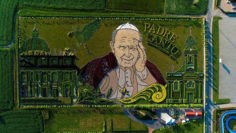 Obraz, który przedstawia Jana Pawła II między bazyliką św....