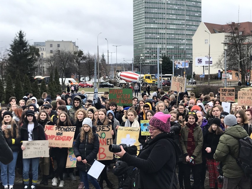 Młodzieżowy Strajk Klimatyczny na Placu Solidarności w...