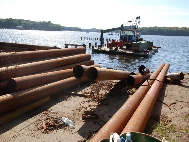 Lato 2009 roku &#8211; pojawiają się pierwsze problemy z budową pomostu nad jeziorem Trzesiecko. 