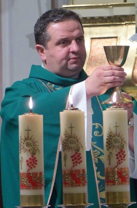 Ksiądz Robert Szewczyk podczas pożegnalnego nabożeństwa w...