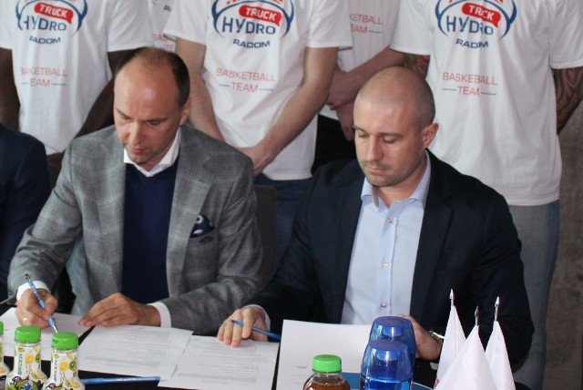Zbigniew Sitkowski (z lewej) zaufał Piotrowi Kardasiowi i ten nadal będzie prezesem koszykarskiego klubu