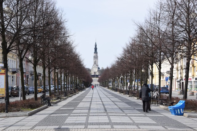 Aleje NMP w Częstochowie opustoszały z powodu zagrożenia koronawirusem (16 marca 2020 r.).Zobacz kolejne zdjęcia. Przesuwaj zdjęcia w prawo - naciśnij strzałkę lub przycisk NASTĘPNE