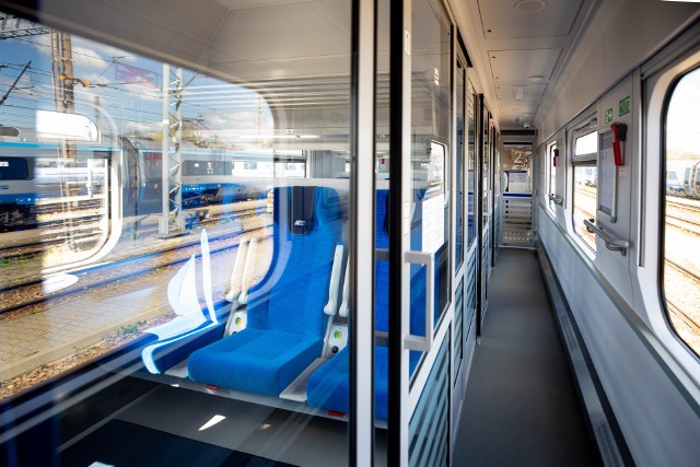 PKP Intercity odebrało od Pesy pierwsze zmodernizowane wagony dwuklasowe typu 141A-20, zmodernizowane w ramach projektu "Przyspieszamy komfortowo"