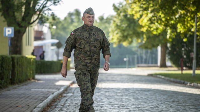 - To czas inwestycji w nowoczesny sprzęt dla sił zbrojnych, a dokładnie w systemy obrony przeciwlotniczej. Nasi instruktorzy jako pierwsi szkolą się w jego obsłudze – podkreśla płk Józef Trejder, komendant Centrum Szkolenia Sił Powietrznych im. Romualda Traugutta w Koszalinie