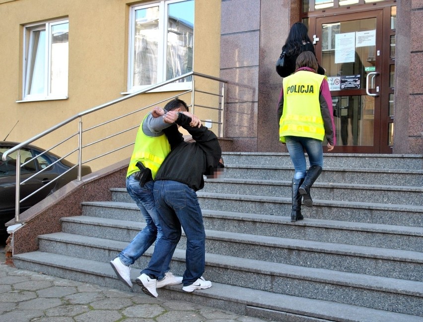 67-letni mężczyzna - odkręcił gaz i chciał wysadzić w...