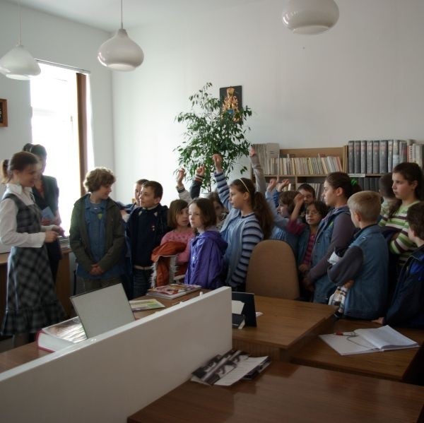 Uczniowie ze Szkoły Podstawowej Nr 4 w Tarnobrzegu z zainteresowaniem przyglądali się codziennej pracy bibliotekarzy.