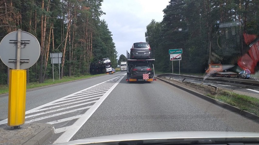 Suchowola. Laweta z samochodami wjechała do rowu. Mogą być...