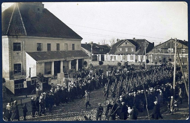 Wojsko Polskie w Bielsku Podlaskim przechodzące ulicą Mickiewicza. Na drugim planie ratusz oraz drewniana zabudowa Placu Ratuszowego.