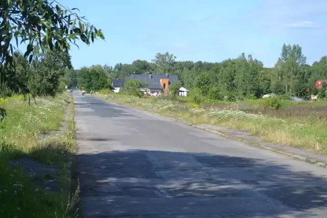 W Sosnowcu znajdziemy wiele niebezpiecznych miejsc. Jednym z nich jest wjazd od Strzemieszyc na Ostrowy Górnicze. Wielu kierowców pędzi tutaj bardzo szybko. Zobacz kolejne zdjęcia. Przesuń zdjęcia w prawo - wciśnij strzałkę lub przycisk NASTĘPNE