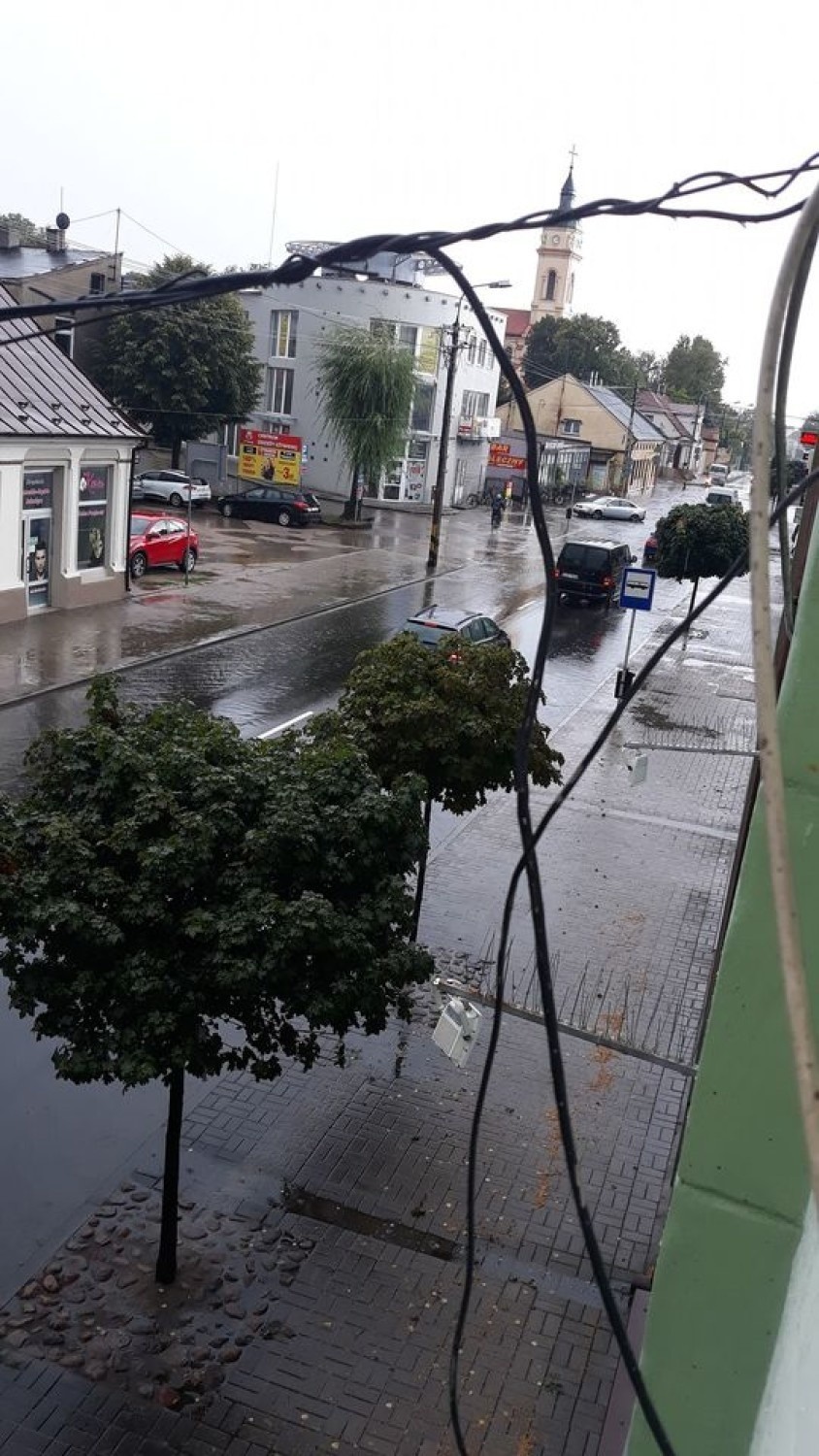 Burza w Łódzkiem. Zerwane dachy, połamane gałęzie, zalane ulice. Zobacz zdjęcia z województwa