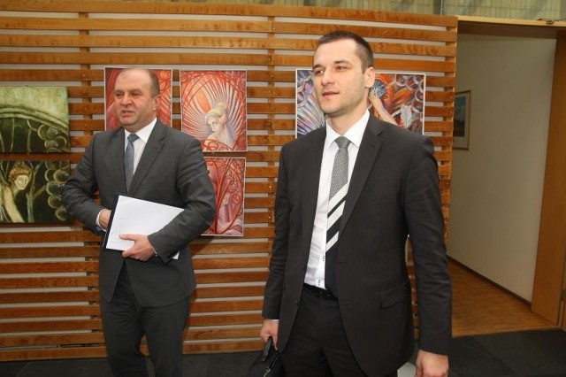 Marszałek Andrzej Buła, przewodniczący komisji konkursowej, w dniu rozstrzygnięcia konkursu zachwalał kompetencje Łukasza Radwańskiego.