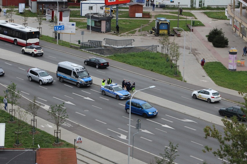 Dwóch mężczyzn siedziało na krzesełkach na pasie...