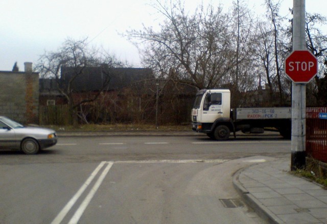 Brak lustra utrudnia wyjazd z podporządkowanej ulicy Mariańskiego, w ruchliwą ulicę Gajową.