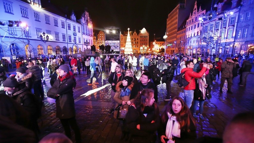 Sylwester 2017 na wrocławskim Rynku. Tak wrocławianie przywitali Nowy Rok [MNÓSTWO ZDJĘĆ]