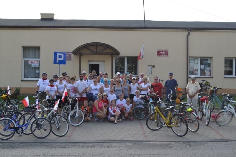 "Biało - czerwony" rajd rowerowy po gminie Topólka - dzielnie pedałowali przez  35 kilometrów