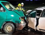 Groźny wypadek obok Browaru Grybów w nocy zablokował DK 28. Pomagali strażacy i medycy