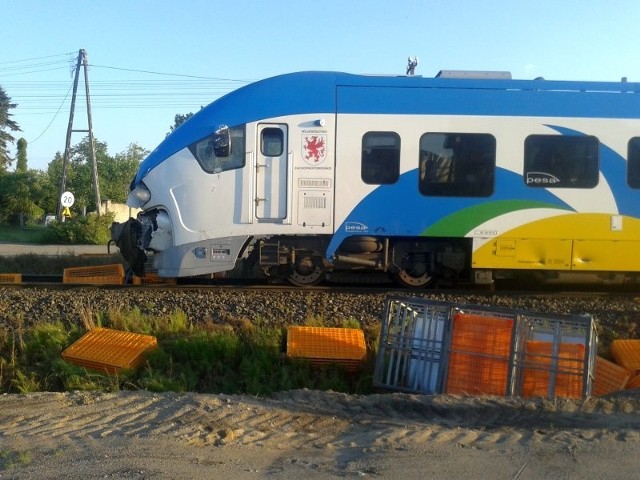 Wypadek w Płotach. Tir wjechał w pociąg