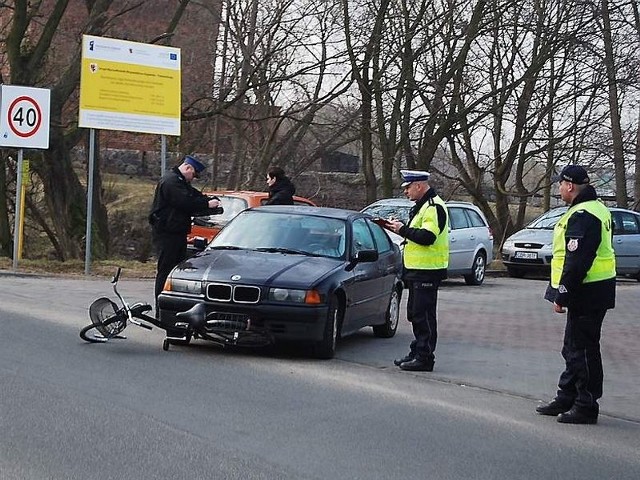 W Brodnicy bmw najechało na rowerzystkę. Kobieta trafiła do szpitala.