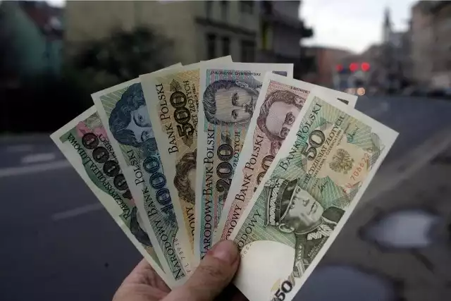 O tym, że monety potrafią być warte fortunę, wiemy wszyscy. A banknoty? Mało z nas zdaje sobie sprawę, że mogą kosztować krocie. Zobacz galerię i sprawdź, czy w twoim domu nie kryją się banknoty, które znacząco powiększą objętość portfela!Szczegóły w kolejnych slajdach >>>