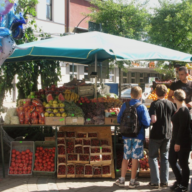 Stoisko - czy pasuje do deptaka, czy nie - cieszy się zainteresowaniem przechodniów