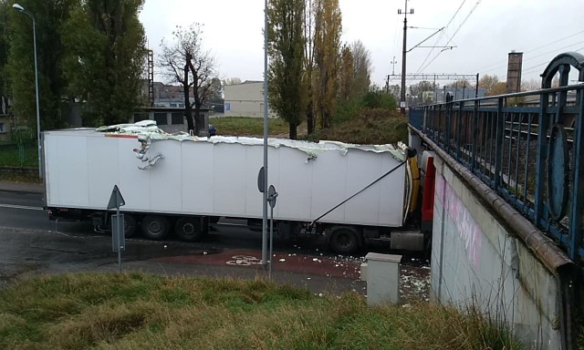 W czwartek (7 listopada) kierujący TiRem nie zmieścił się pod wiaduktem przy ulicy Poniatowskiego w Słupsku. W zdarzeniu na szczęście nikt nie ucierpiał. Droga była całkowicie zablokowana.