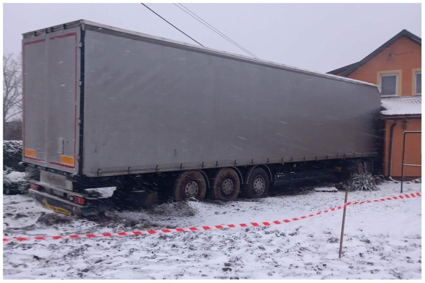 Ciężarówka wbiła się w budynek mieszkalny wsi Mojtyny