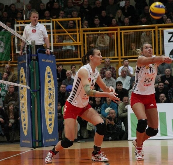 Czeska rozgrywająca Pronaru Zeto Astwy, Lucie Muhlsteinova (z prawej) będzie miała za zadanie zgubić blok Muszynianki.