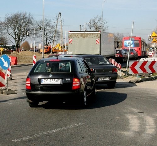 - Zła lokalizacja świateł przy tym skrzyżowaniu powoduje uciążliwe korki.