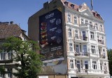 Poznań: Reklama burgerów zasłoniła mural. Internauci zniesmaczeni banerem zasłaniającym mural na rogu ulic Kościuszki i Taczaka