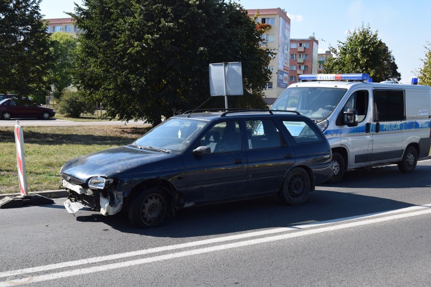 Ulica Koszalińska w Szczecinku. Rozbity samochód bez kierowcy [zdjęcie]