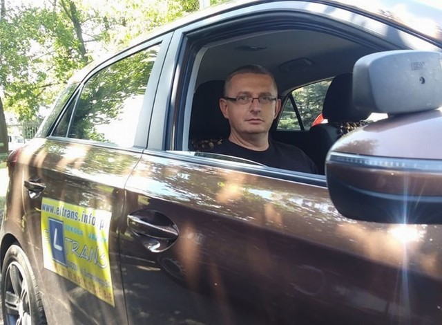Mariusz Prygiel ma 44 lata i mieszka w Orońsku. Od sześciu lat szkoli młodych kierowców w szkole jazdy El Trans w miejscu zamieszkania. Został Instruktorem Jazdy Roku 2019.