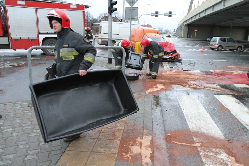 Wrocław: Na Żmigrodzkiej samochód osobowy wjechał w cysternę (ZDJĘCIA)