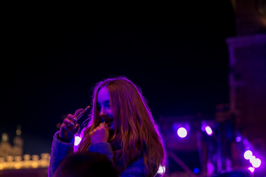 Sylwester 2017 Kraków. Gwiazdy roztańczyły Rynek Główny. Na scenie Kasia Moś, Natalia Nykiel i Bovska [ZDJĘCIA]