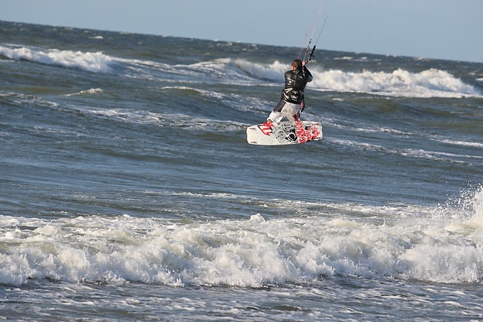 Kitesurfing na plazy zachodniej w Ustce. (Fot. Lukasz Capar)