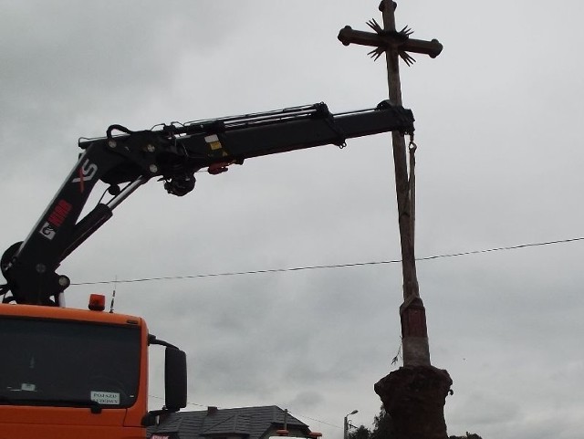 Krzyż, który stał przy drodze krajowej numer 74 na wysokości Maciejówki w Miedzianej Górze kolidował z nową obwodnicą Kielc i trzeba było go przenieść. 